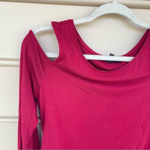 🎉Host Pick🎉 White House Black Market Cold Shoulder Red Lightweight Medium Top - Picture 2 of 7